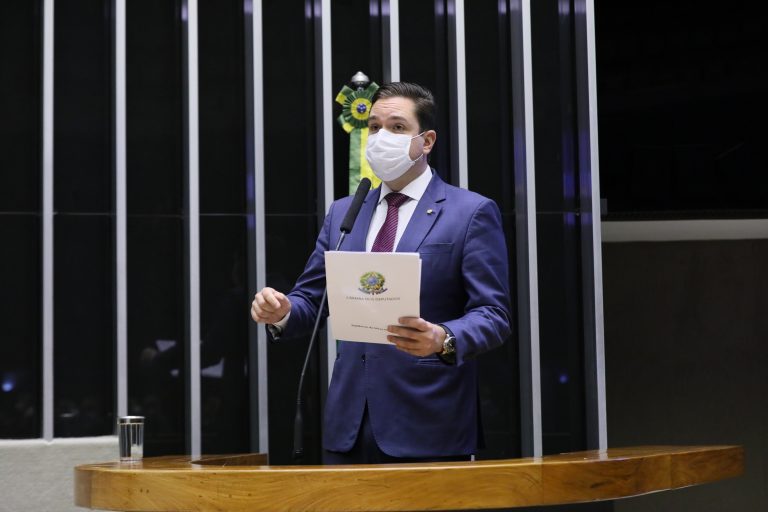 Deputado Eduardo Bismarck discursa no Plenário da Câmara