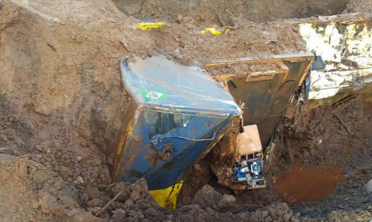 Bombeiros encontram locomotiva que era usada pela Vale em Brumadinho