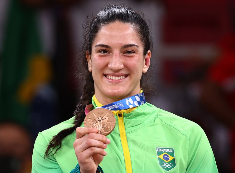 Mayra Aguiar mostra medalha de bronze conquistada no judô na Olimpíada de Tóquio