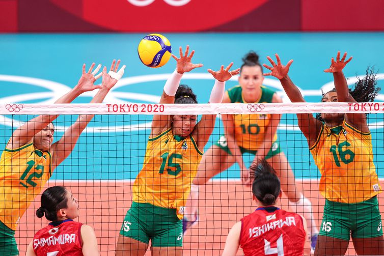 As brasileiras venceram o Japão por 3 sets a 0, com parciais 25/16, 25/18 e 26/24. 