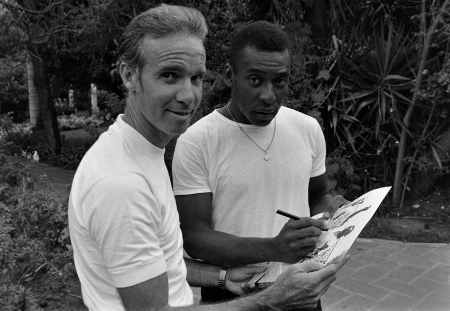 Zagallo e Pelé distribuem autógrafos durante a Copa do Mundo de 1970