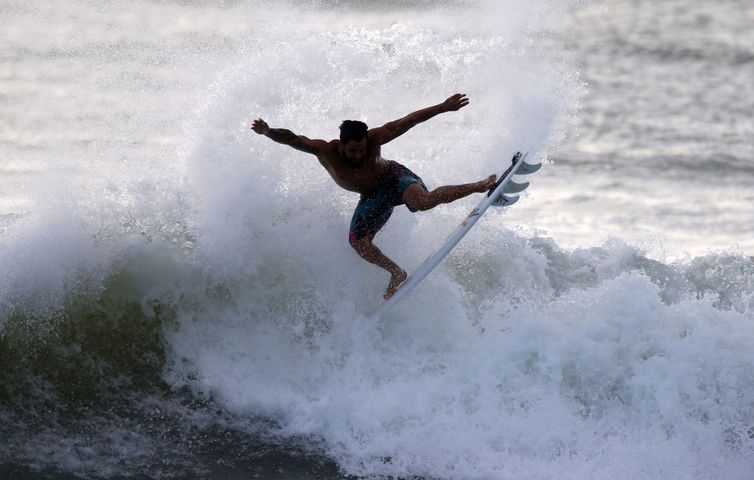 Ítalo Ferreira surfa em Baía Formosa após conquistar o ouro olímpico em Tóquio