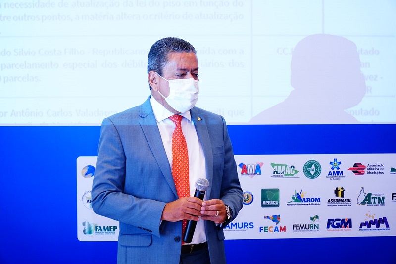 Hiran Gonçalves red