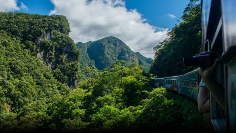 No Paraná, é possível conhecer a Serra do Mar de trem. Crédito: Serra Verde Express