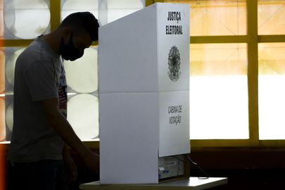 Eleições - eleição - eleitores - colégio eleitoral - urnas - urna - eleitor - Eleitores de Valparaíso, Goiás, vão ás urnas para as eleições municipais 2020.