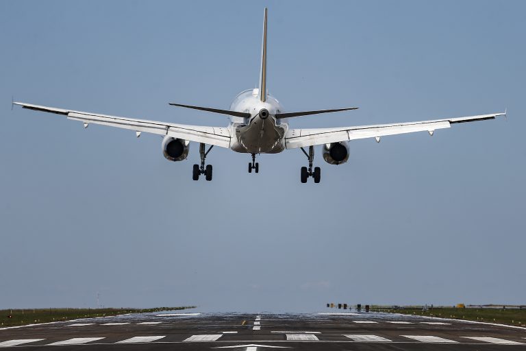Transporte - aviação - avião - aeroporto - transporte aéreo - Licenciamento ambiental impulsionou leilão do aeroporto de Foz do Iguaçu