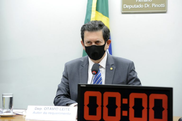 Deputado otavio leite participa de reunião de comissão