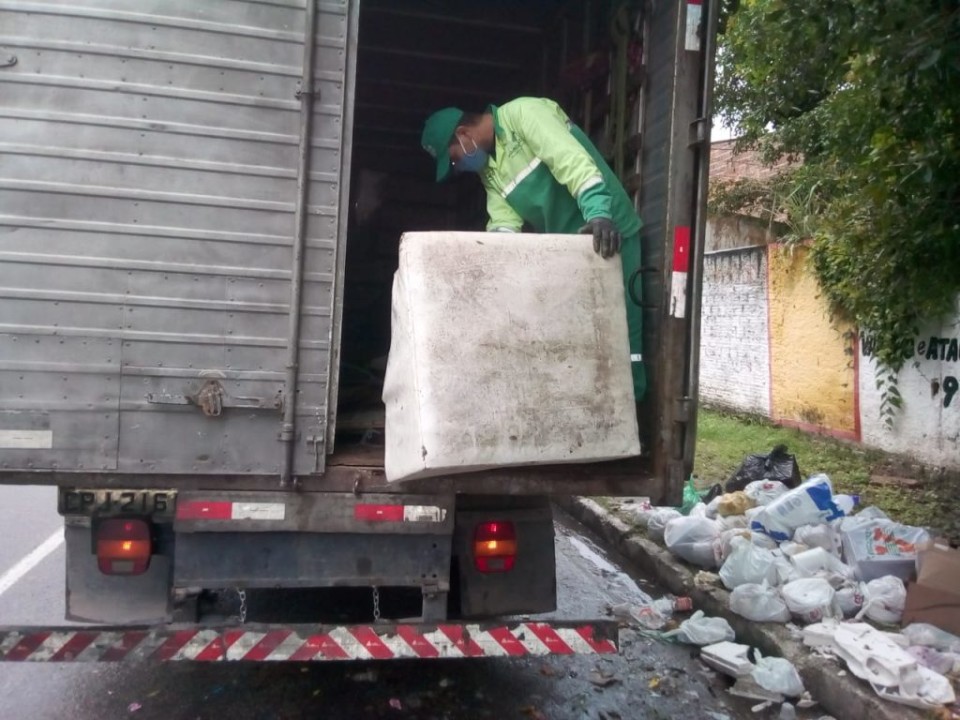 Coleta de Volumosos sendo realizada pelo servidores da Sudes. Foto: Ascom Sudes