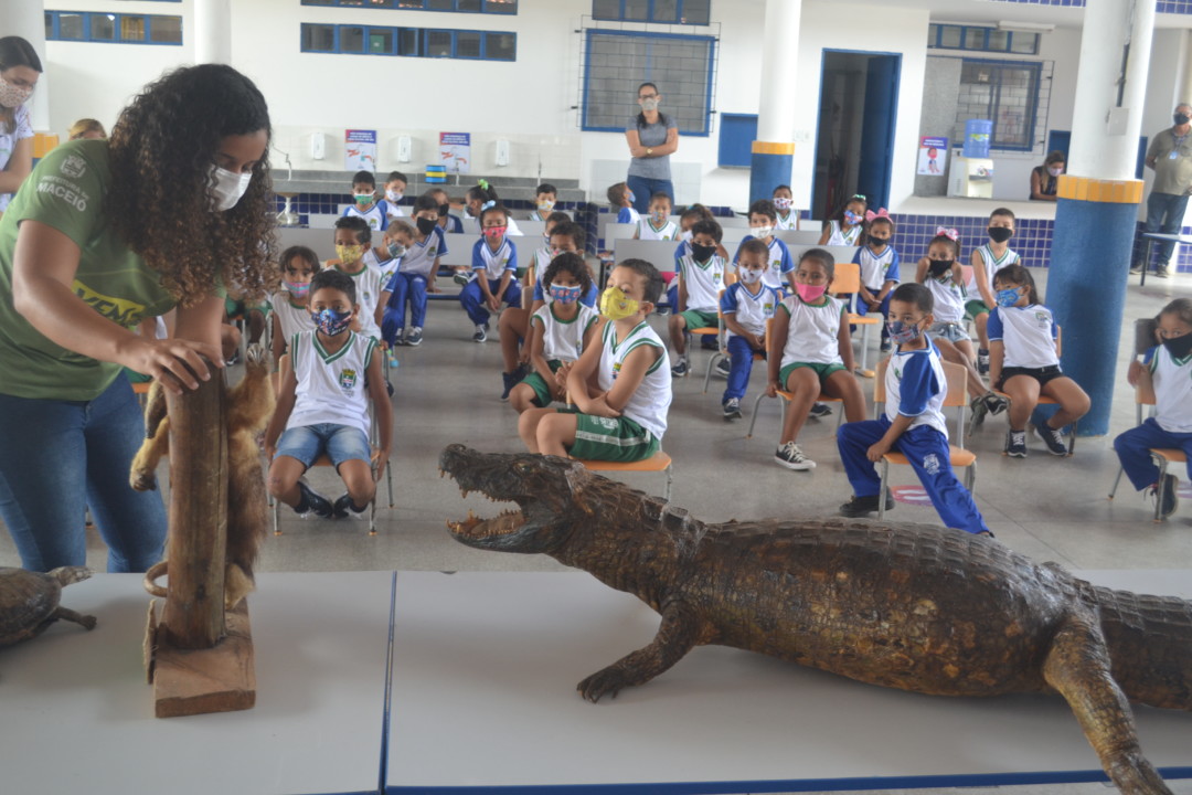 Crianças recebem orientações sobre a fauna e flora do Parque Municipal de Maceió. Foto: Ascom Sudes