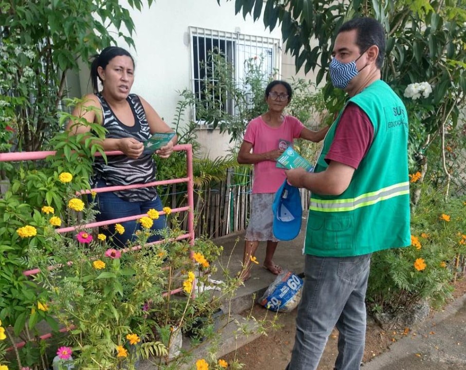 Equipes realizam educação ambiental porta a porta. Foto: Ascom Sudes