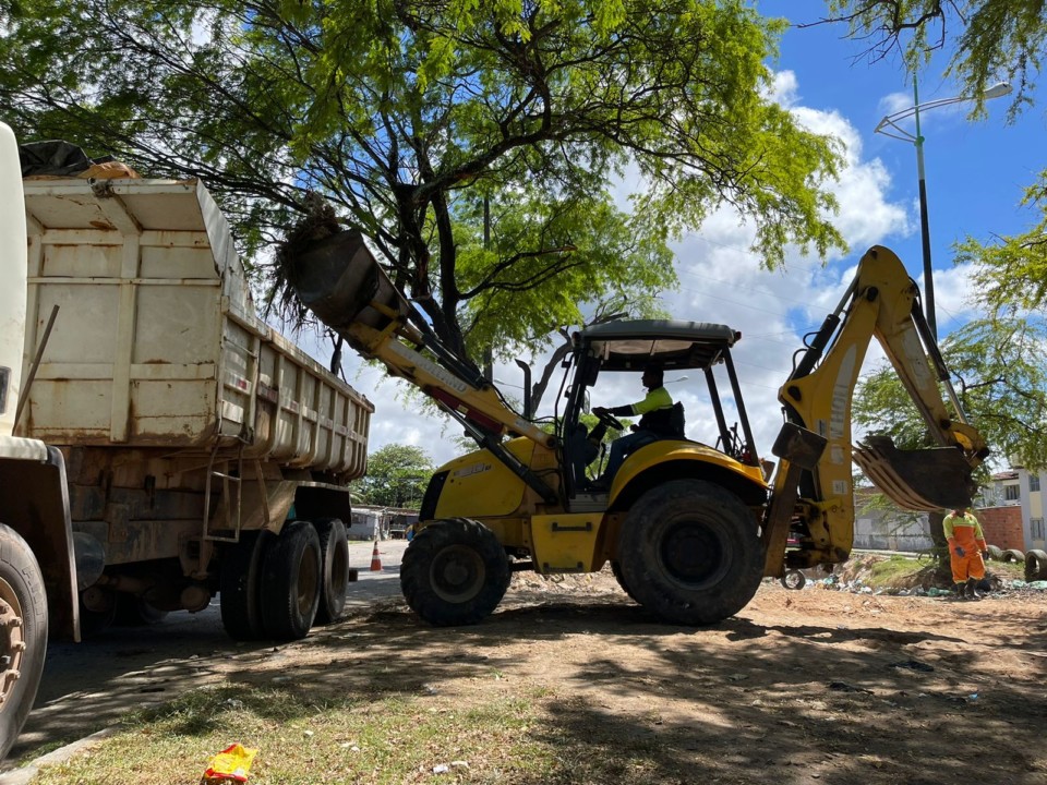 Prefeitura intensifica serviços de limpeza no Vergel do Lago. Foto: Ascom Sudes