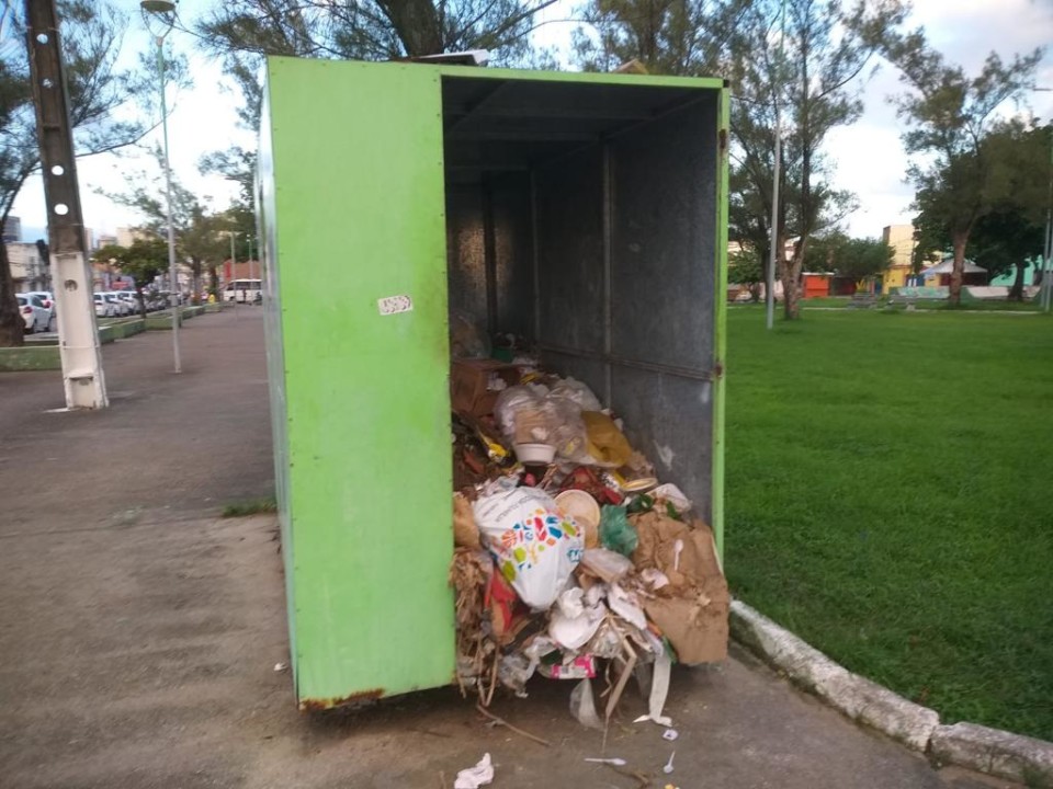 Além do vandalismo, cidadão descarta resíduos de forma errada. Foto: Ascom Sudes