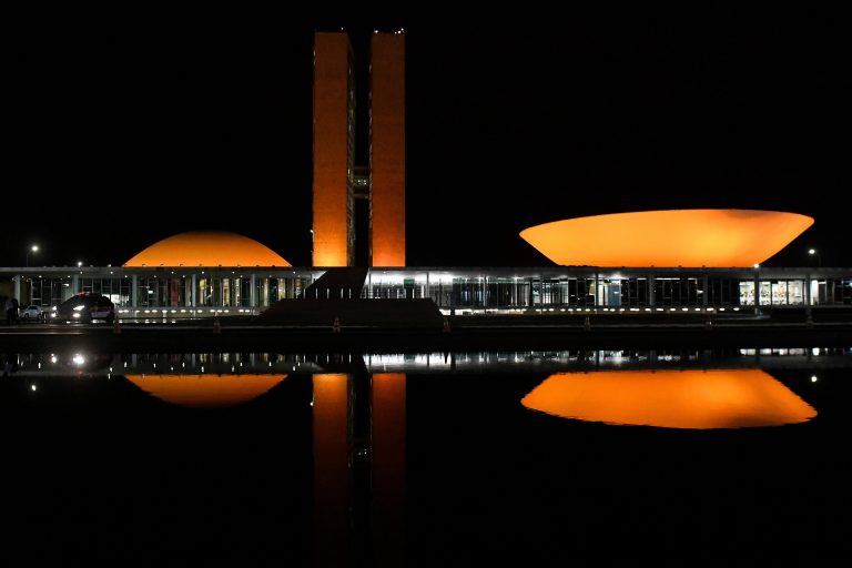 Brasília - Congresso - Prédio iluminado de laranja para lembrar conscientização sobre esclerose múltipla