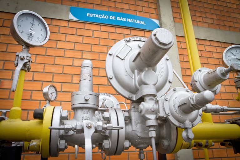 Energia - combustível - gás natural canalizado (estação da Companhia Paranaense de Gás, Compagas)