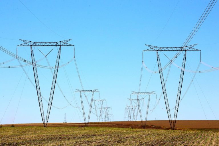 Energia - elétrica - torres linhas distribuição transmissão eletricidade cabos