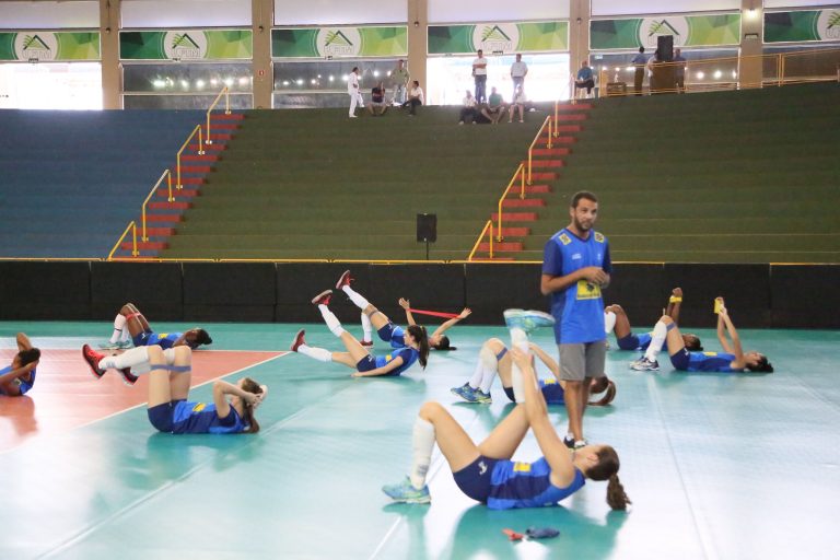 Esportes - geral - treinadores esportivos voleibol feminino técnicos preparação atletas educadores físicos educação física times competições torneios preparo vôlei