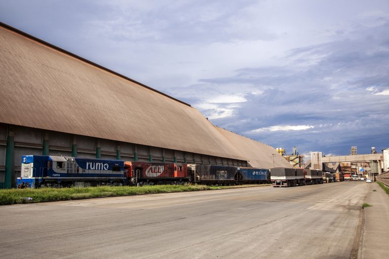 Transporte - barcos e portos - A quantidade de vagões e o volume de cargas movimentadas via ferrovia com origem ou destino ao Porto de Paranaguá aumentaram no primeiro semestre.