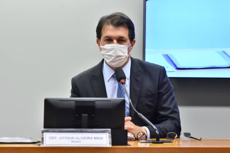Arthur Oliveira Maia durante reunião de comissão