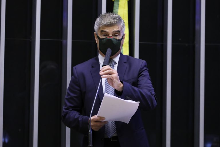 Wellington Roberto discursa no plenário