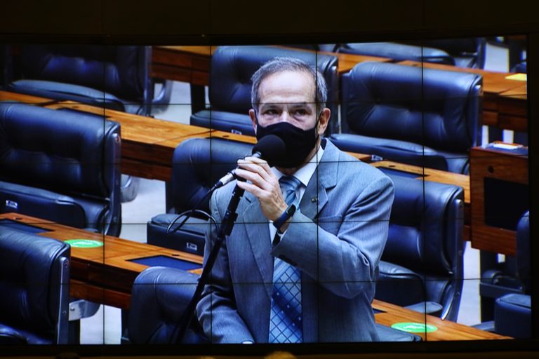 General Peternelli discursa no plenário