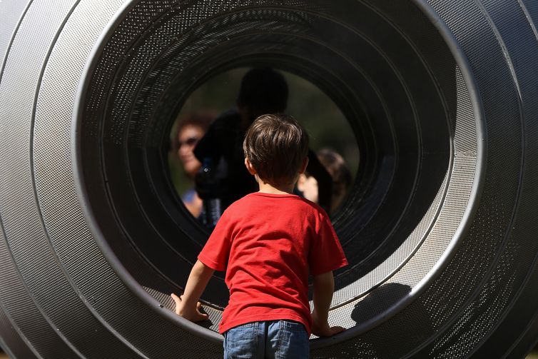 Brasília - Pais e crianças comemoram o Dia Mundial do Brincar, com feira de troca de brinquedos, contação de histórias e brincadeiras tradicionais (Marcelo Camargo/Agência Brasil)