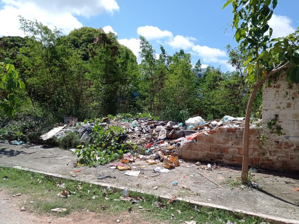 Sem vedação correta, terreno se torna local de descarte irregular. Foto: Ascom Sudes