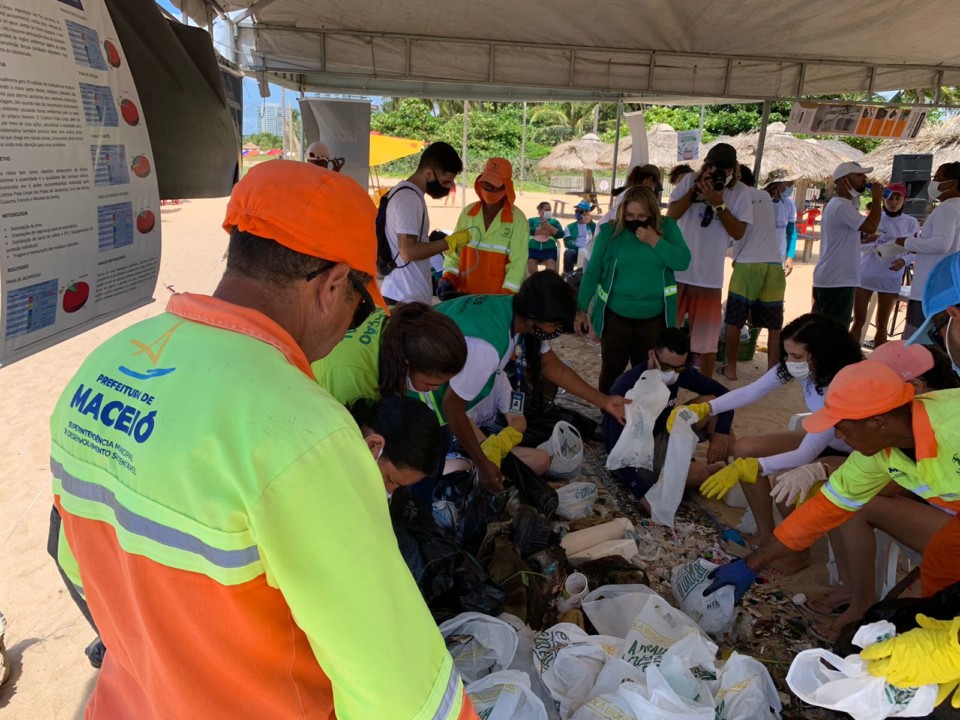 Servidores e voluntários fazem a separação dos resíduos. Foto: Ascom Sudes