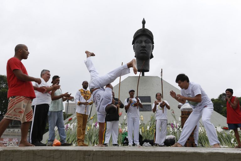 Direitos Humanos - negros - cultura negra capoeira estátua Zumbi dos Palmares (RJ)