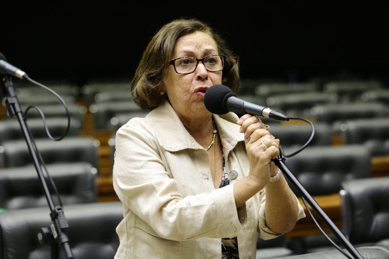 Deputada Lídice da Mata discursa no Plenário da Câmara. Ela usa um blazer bege e óculos