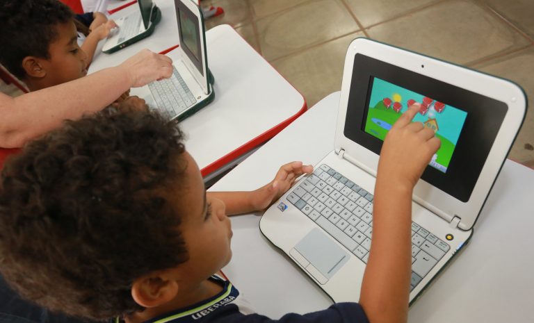 Criança tem aula no computador