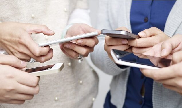 quatro pessoas segurando celulares