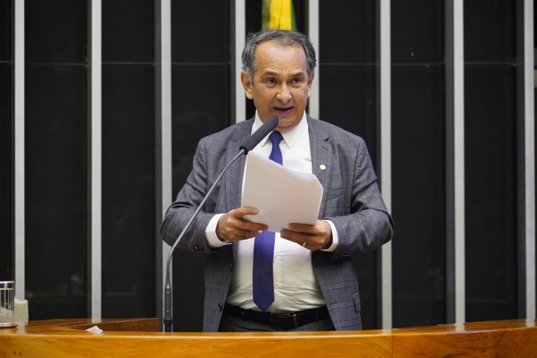 Deputado Dr. Jaziel discursa no Plenário da Câmara