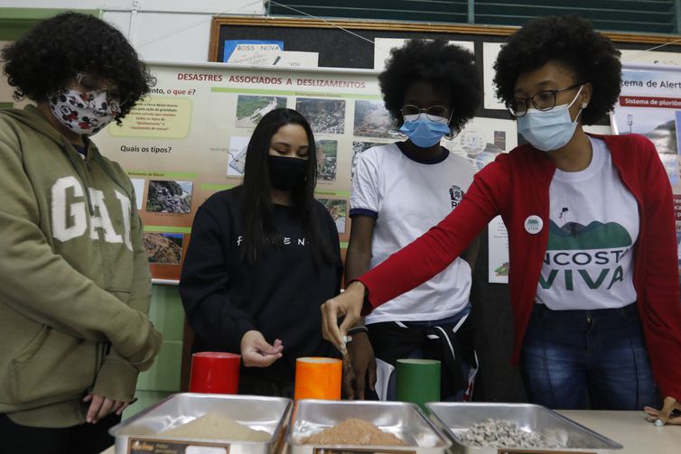 Oficina sobre deslizamentos de terra para alunos de escolas municipais