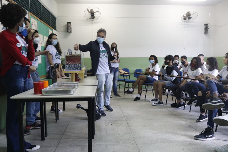Oficina sobre deslizamentos de terra para alunos de escolas municipais