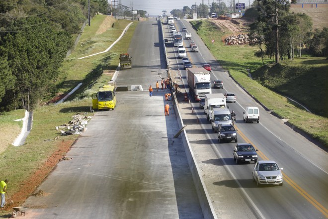 Estrada em obras com vários carros passando