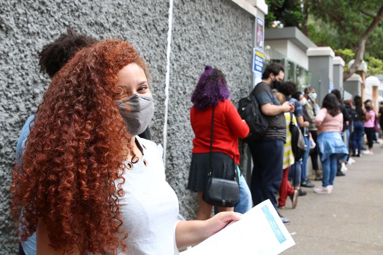 São Paulo - A estudantes Evoni de Souza Costa espera a abertura dos portões no primeiro dia de provas do Exame Nacional do Ensino Médio - Enem, na Universidade Presbiteriana Mackenzie.