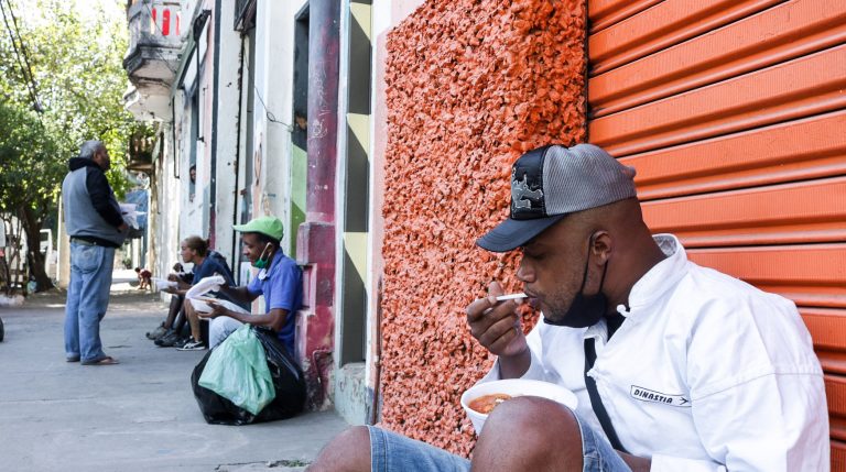 Assistência Social - geral - solidariedade alimentos alimentação moradores de rua população doação (distribuição de marmitas solidárias para pessoas em situação de rua e ocupações em São Paulo-SP)