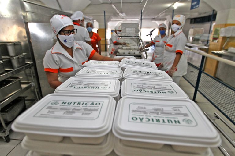 Alimentos - geral - alimentação nutrição refeições marmitas almoços pratos dieta coronavírus Covid-19 pandemia máscaras luvas EPIs bandejão (restaurantes populares na Bahia)