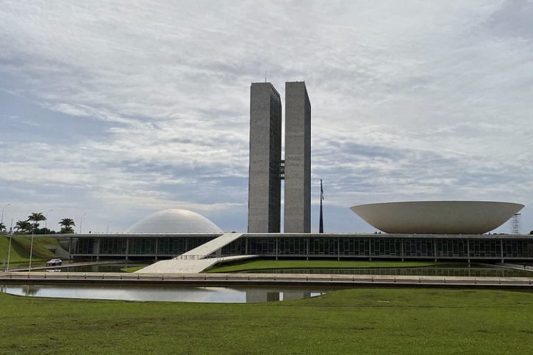 Brasília - monumentos e prédios públicos - fachada do Congresso nacional - Câmara dos Deputados - Fachada do Congresso Nacional, a sede das duas Casas do Poder Legislativo brasileiro.