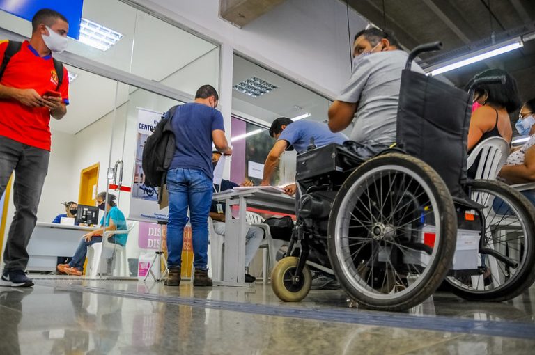Direitos Humanos - deficientes - pessoa com deficiência - Cadeirante - cadeira de rodas - GDF recruta empresas em busca de emprego para pessoas com deficiência