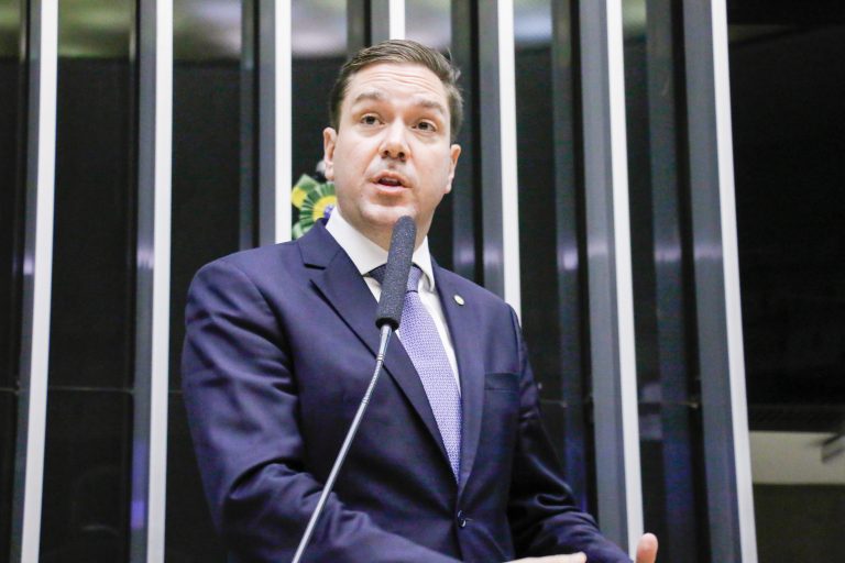 Eduardo Bismarck discursa no plenário
