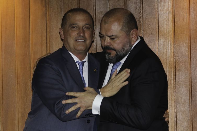 O ministro do Trabalho e Previdência, Onyx Lorenzoni, dá posse ao presidente do INSS, José Carlos Oliveira, durante solenidade na sede do Instituto.