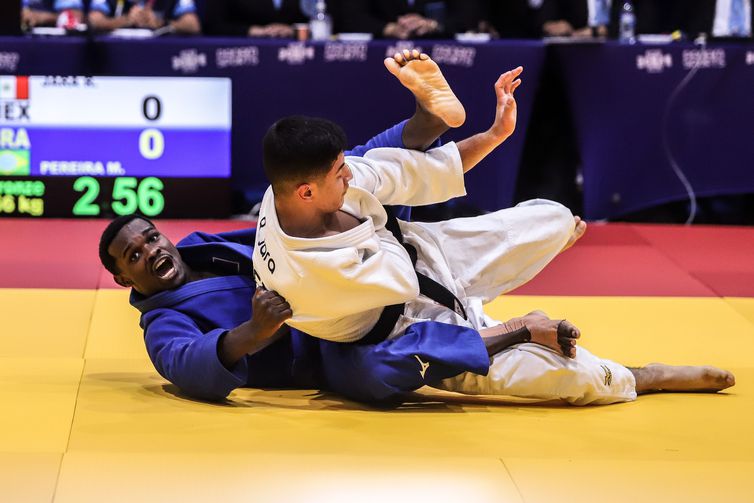 Na foto, o atleta Matheus Pereira, medalha de bronze.