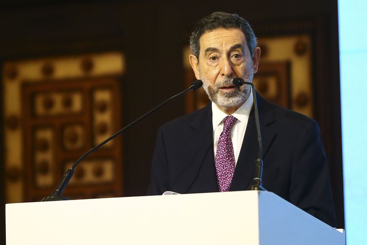 O presidente da Câmara de Comércio Brasil-árabe, Osmar Chohfi, durante abertura do seminário empresarial Brasil-Emirados Árabes Unidos.