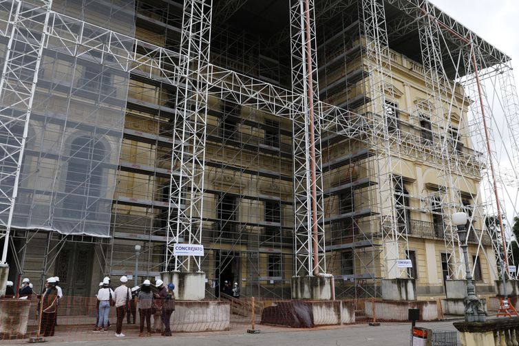 Início das obras na fachada e telhado do Museu Nacional