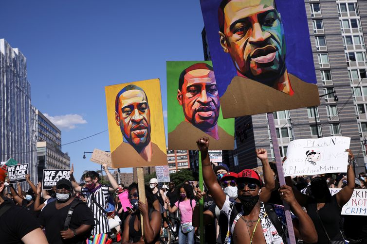 Manifestantes protestam em Nova York após a morte de George Floyd em Mineápolis