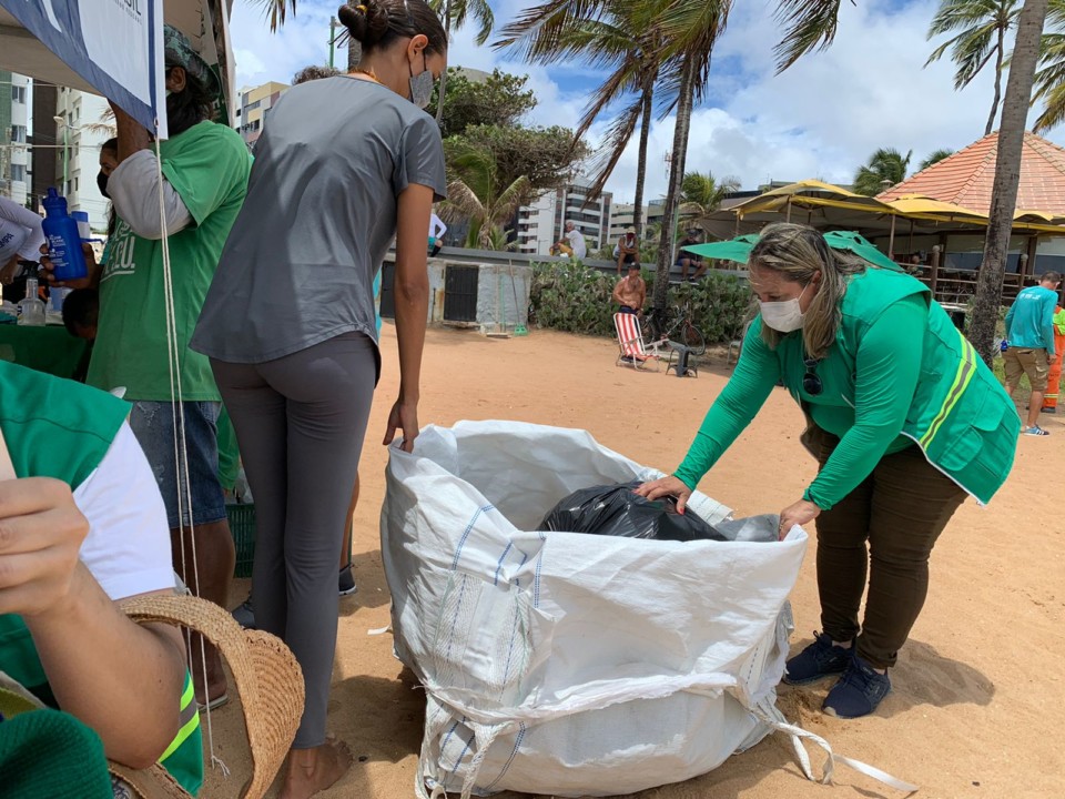 Recicla Maceió recolhe mais de 70 quilos de recicláveis na orla da capital. Foto: Ascom Sudes