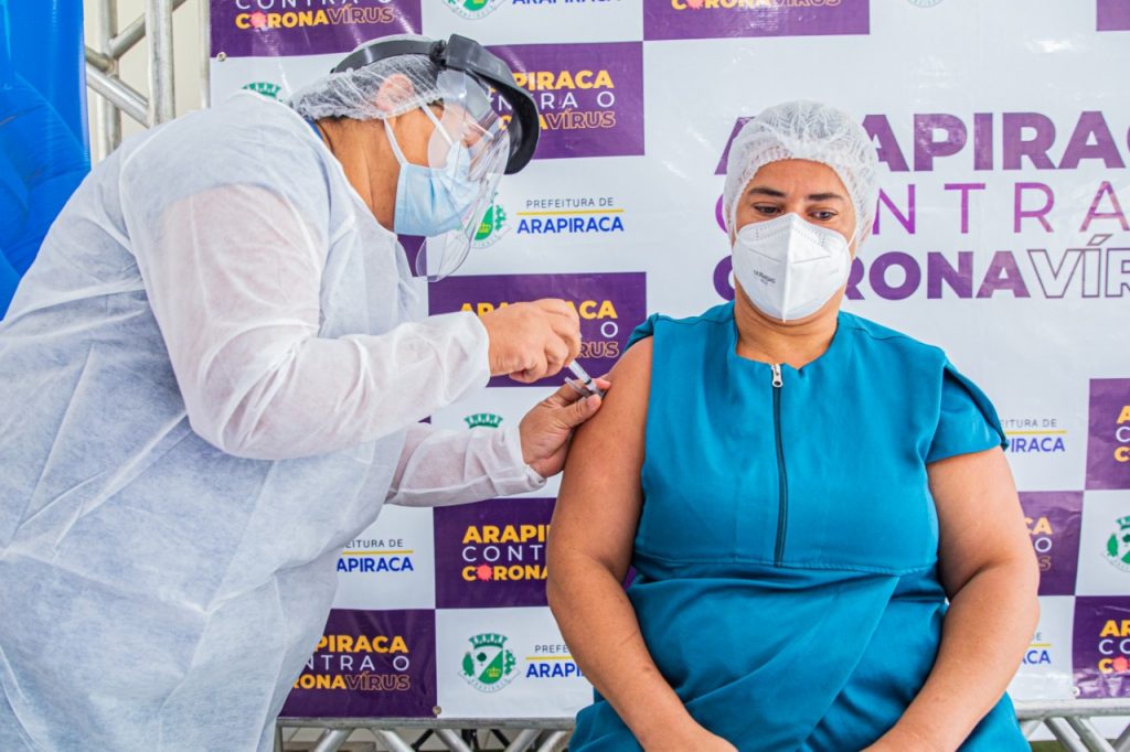 Profissionais da linha de frente são os primeiros a receberem a vacina contra à Covid-19 em Arapiraca - Prefeitura de Arapiraca