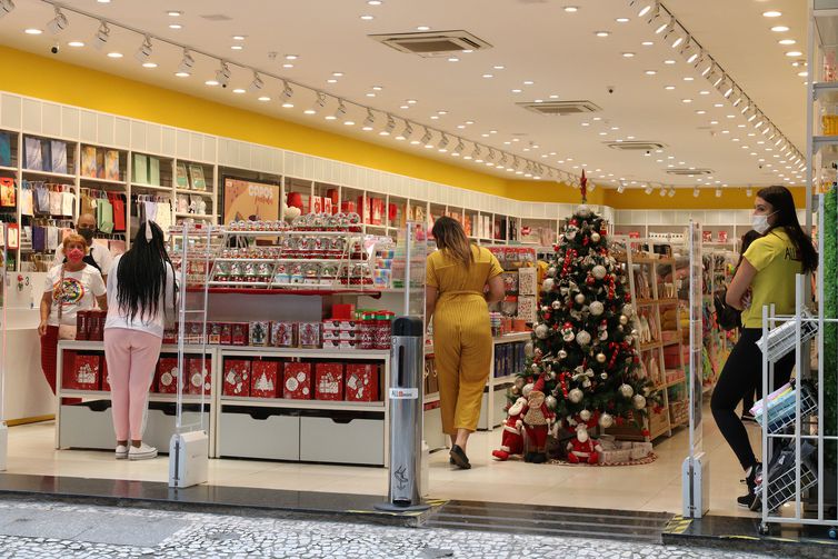 Comércio com decoração de Natal na rua São Bento, no centro da capital.