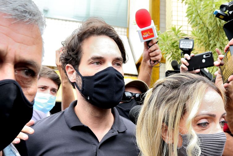 Dr. Jairinho, namorado de Monique Medeiros da Costa e Silva, mãe do menino Henry Borel, deixa a Delegacia de Polícia da Barra da Tijuca(16ªDP), após prestar depoimento sobre a morte do menido de 4 anos.